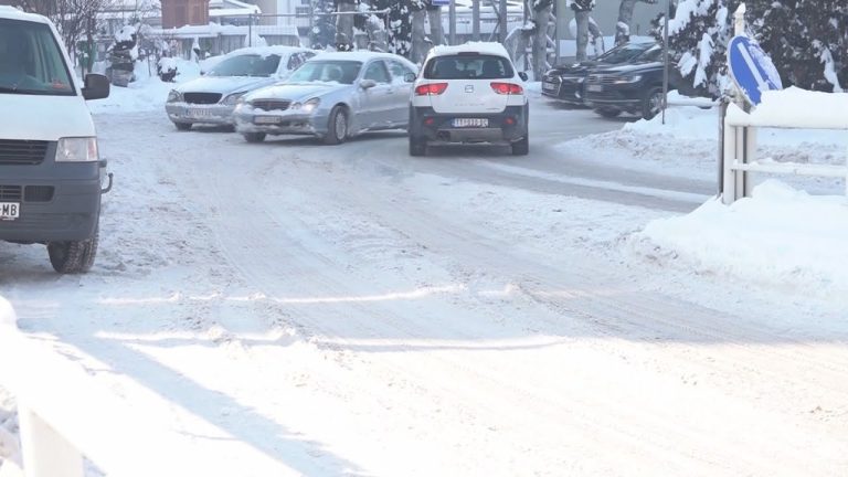 Kako poslije prvog snijega u januaru izgleda zimsko održavanje ulica u Tutinu