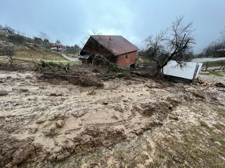 Mještani Zapadnog Mojstira, zaseok Hajrovića uslijed klizišta potpuno odsječeni