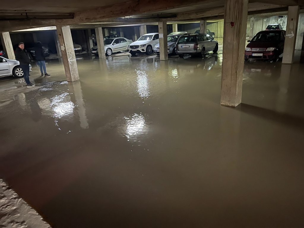 Apel građanima da uklone auta iz podzemne garaže u Tutinu