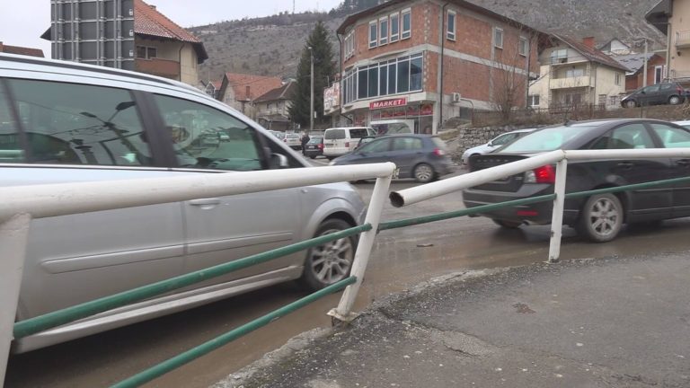 Oštećena ograda na mostu u centru Tutina ugrožava bezbijednost djece i pješaka