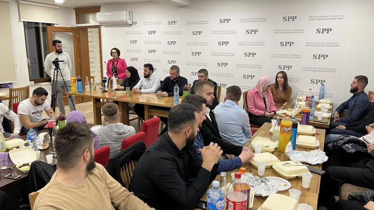 Mladi SPP upriličili iftar u Centrali stranke