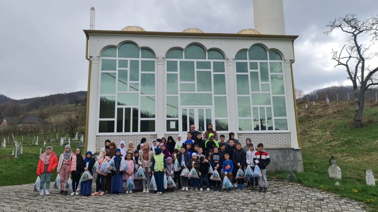 Polaznicima Škole Kur'ana Časnog u Radohovcu podijeljeno 120 bajramskih paketića
